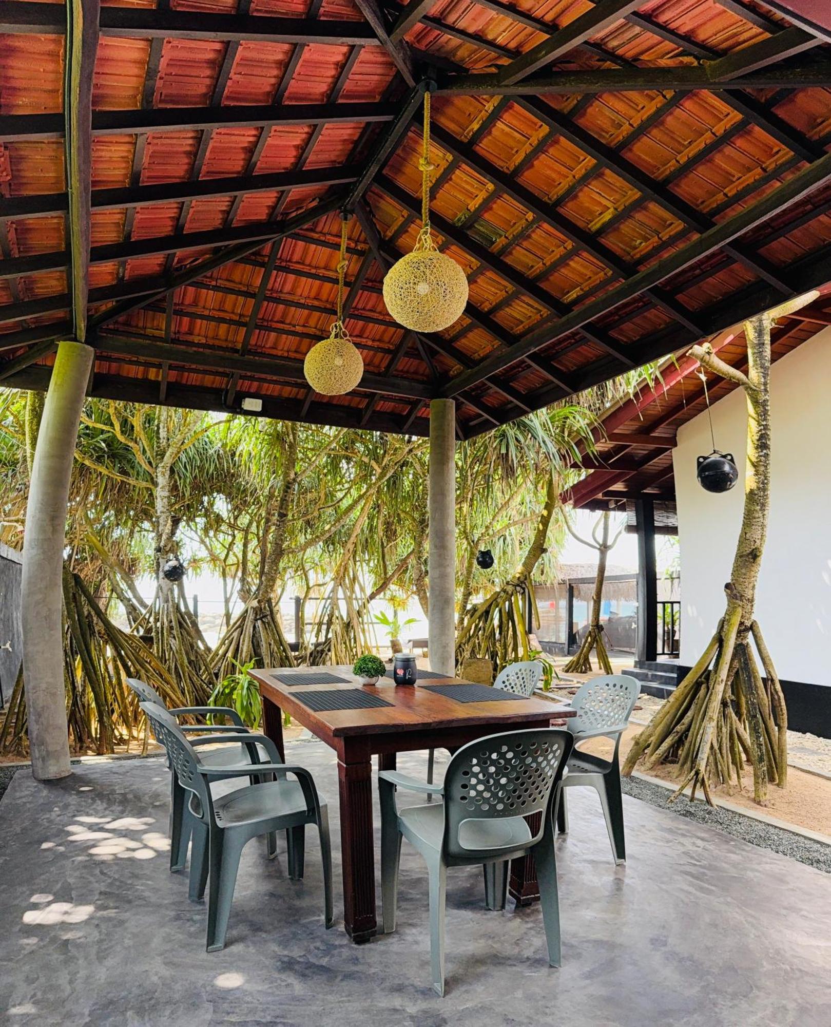 Sea Shell Villa Hikkaduwa 2 Separate Cabanas Ocean Front Villa 외부 사진