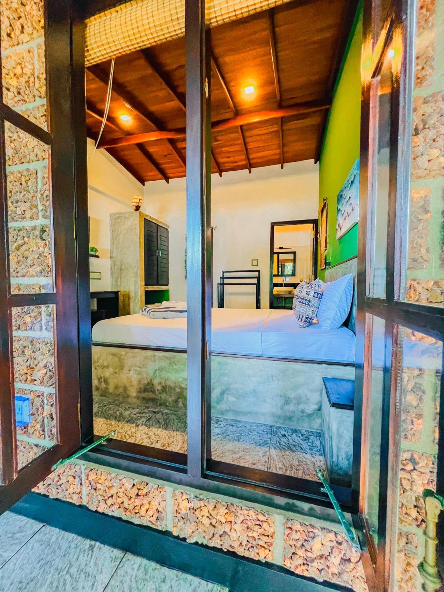 Sea Shell Villa Hikkaduwa 2 Separate Cabanas Ocean Front Villa 외부 사진