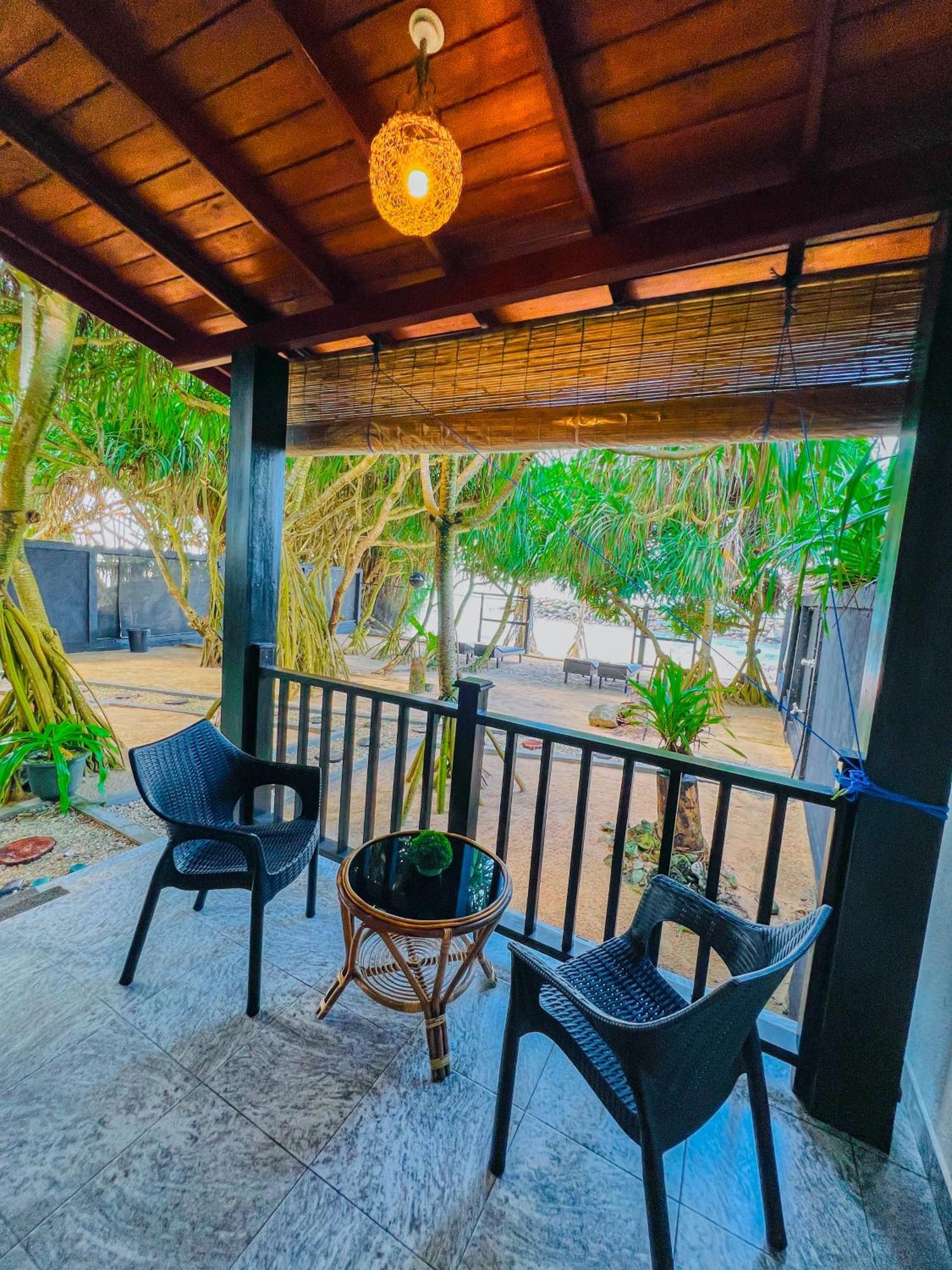 Sea Shell Villa Hikkaduwa 2 Separate Cabanas Ocean Front Villa 외부 사진